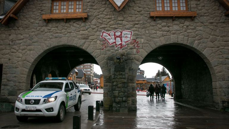 Borraron el graffiti de la polémica en los arcos del Centro Cívico