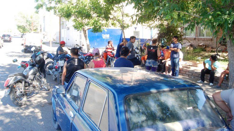 Contratados tomaron el predio de Servicios Públicos de la Ruta Chica.