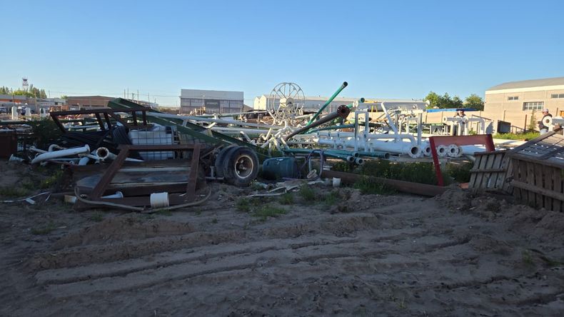 El Gobierno recuperó este miércoles un lote que era utilizado de manera irregular en el Parque Industrial. | LMCipolletti.com El Gobierno recuperó este miércoles un lote que era utilizado de manera irregular en el Parque Industrial.