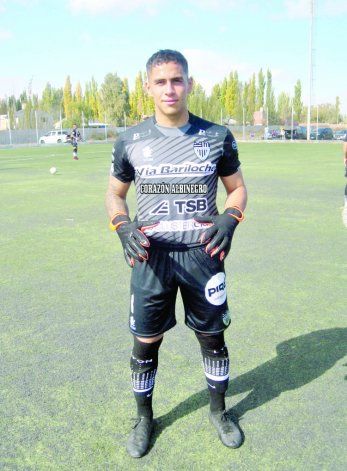 Alex Verón es el arquero de la primera local de Cipo.