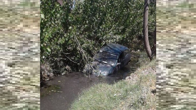 Una mujer perdió el control del auto y cayó a un desagüe
