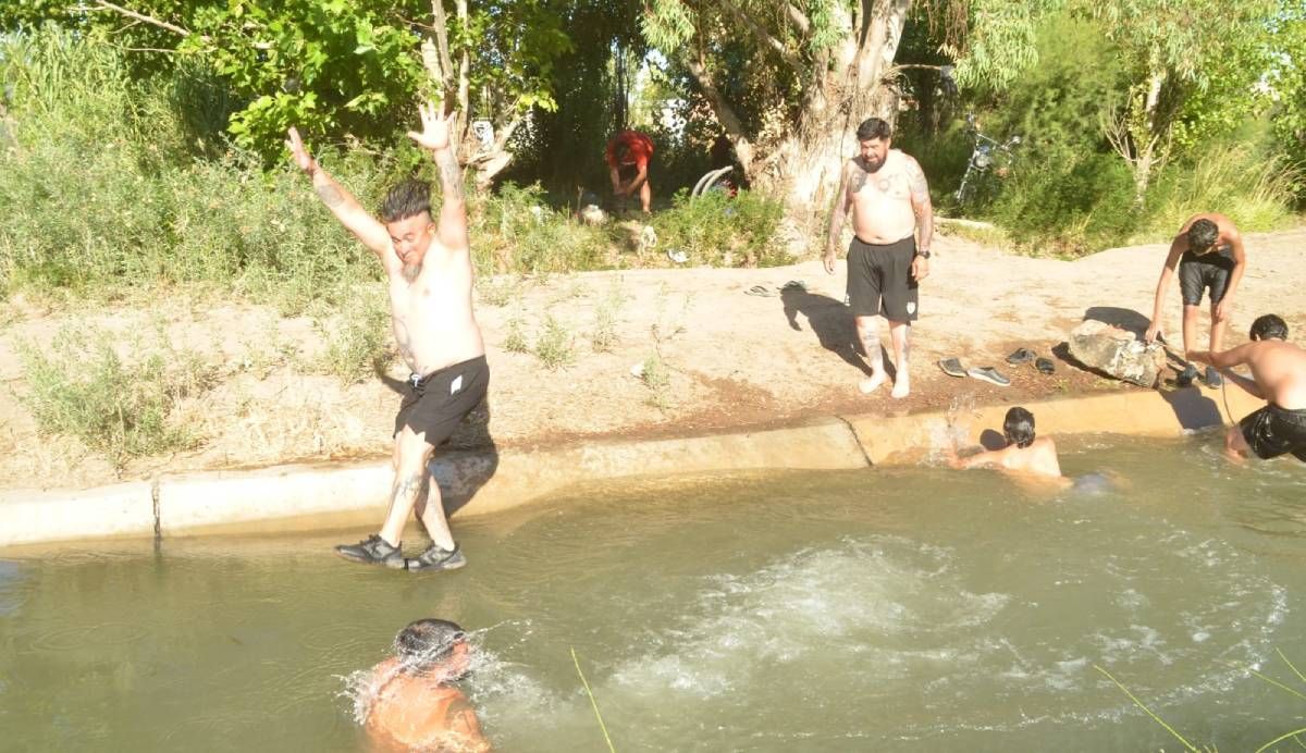 La gente se refrescó como pudo y buscó un respiro en medio de tanto calor.
