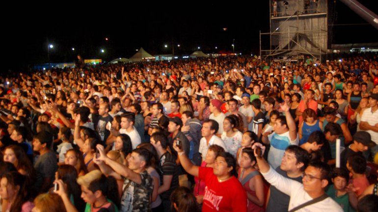 Con una multitud y al ritmo de la cumbia arrancó la Fiesta Nacional de la Pera