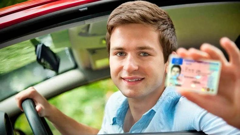 ¿Adolescentes al volante? Un senador impulsa bajar a 16 años la edad mínima para conducir autos