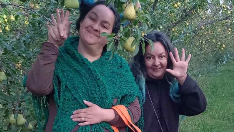 Su hermana gemela falleció pero ella sigue con el emprendimiento natural en La Chacra