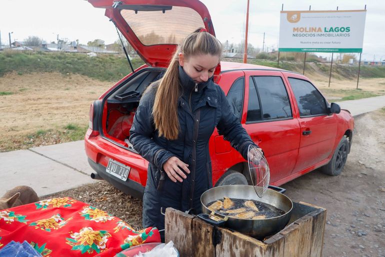 Luján cocinando las empanadas ruteras. Foto Anahí Cárdena. Luján cocinando las empanadas ruteras. Foto Anahí Cárdena.