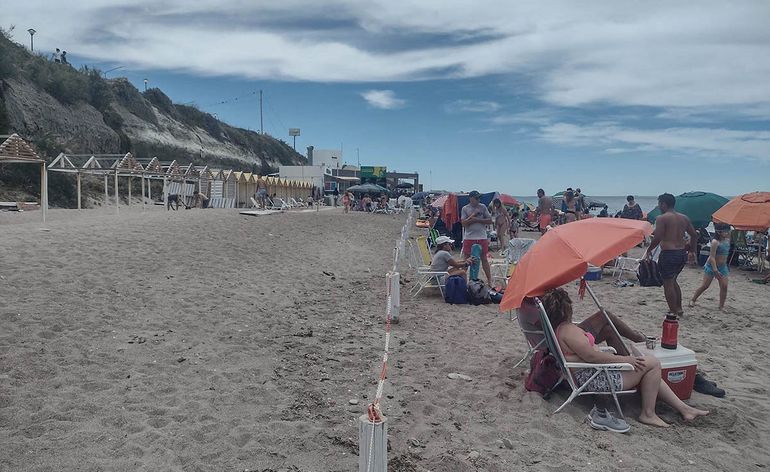 Las Grutas: un parador cercó la playa para uso exclusivo