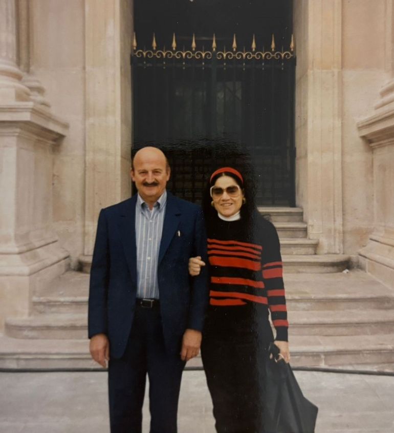 El militante y dirigente cipoleño Francisco Tropeano, acompañado por su esposa, Ángela Russo. La casa que habitaban junto con su único hijo, Darío, fue asaltada por una horda de la infame Triple A momentos después del golpe de Estado del 24 de marzo de 1976. El militante y dirigente cipoleño Francisco Tropeano, acompañado por su esposa, Ángela Russo. La casa que habitaban junto con su único hijo, Darío, fue asaltada por una horda de la infame Triple A momentos después del golpe de Estado del 24 de marzo de 1976.