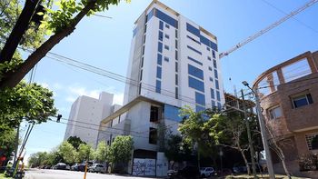 El grave accidente ocurrió en una obra en el barrio Santa Genoveva.