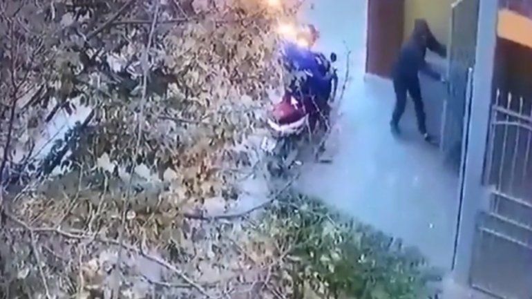 Mirá cómo dos pibes chorros rompen el portón de una casa para robar