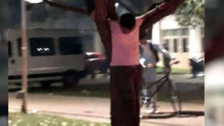 Locura: drogaron a un joven, le robaron y lo crucificaron