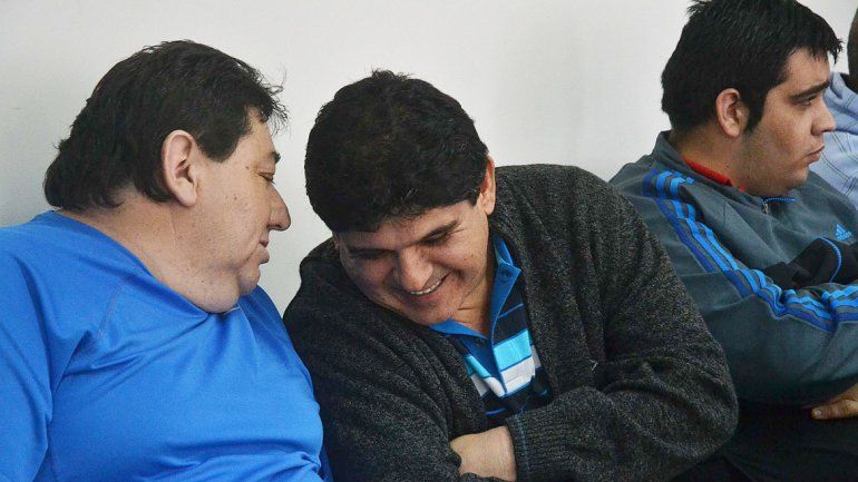 Héctor Montecino (derecha) durante uno de los juicios por tráfico. Desde la cárcel