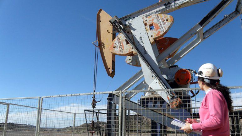 Trabajo busca evitar el despido de petroleros