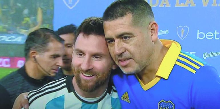 Leo Messi se llevó todo el cariño de Román y de la hinchada de Boca.