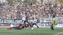 Cabral en acción dentro del área. Su primer gol en Cipolletti.