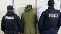 El ladrón quiso robar en la casa de una policía, que lo detuvo y entregó a sus compañeros. 