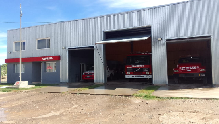Los Bomberos de Balsa Las Perlas sofocaron durante cuatro horas un incendio de pastizales.