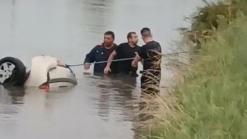El auto quedó sumergido en el canal de riego, en la zona de Cervantes. Un intenso operativo se efectúa en el lugar en busca de las víctimas.&nbsp;