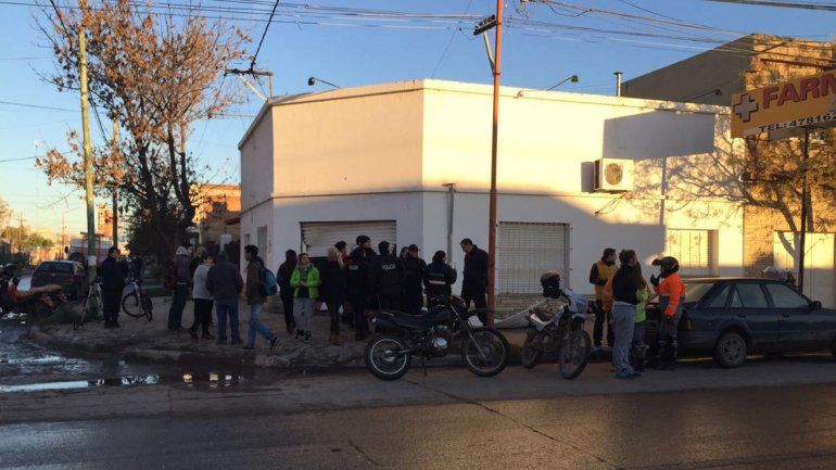 Un auto terminó adentro de una peluquería y el conductor se fugó abandonando el rodado