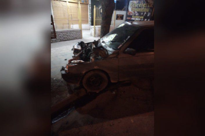 Joven motociclista sufrió heridas graves tras chocar con un auto