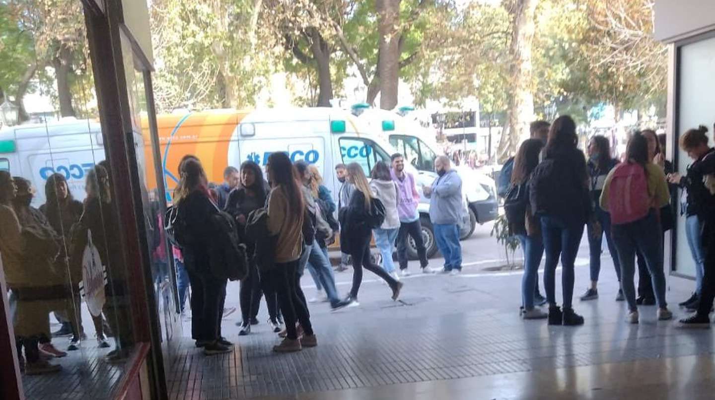 Broma de mal gusto con brownies terminó con 20 intoxicados