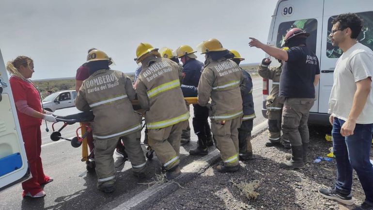 Los bomberos ayudan a subir a la ambulancia a uno de los heridos tras el violento choque. Fotos gentileza Gastón Varela.