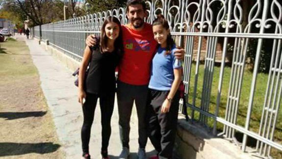 Marina y Mon junto al entrenador de la escuela local, Diego Pichipil.