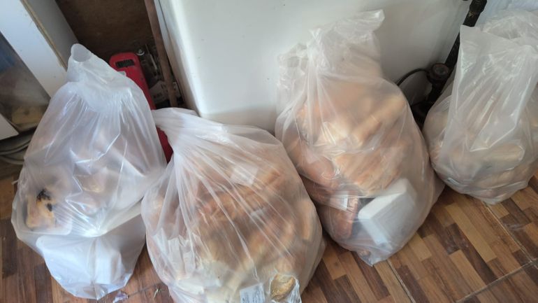 El pan no puede falta nunca en la mesa de las familias. Conseguirlo para quienes no pueden comprarlo por motivos económicos, es una labor solidaria de primera necesidad. El pan no puede falta nunca en la mesa de las familias. Conseguirlo para quienes no pueden comprarlo por motivos económicos, es una labor solidaria de primera necesidad.