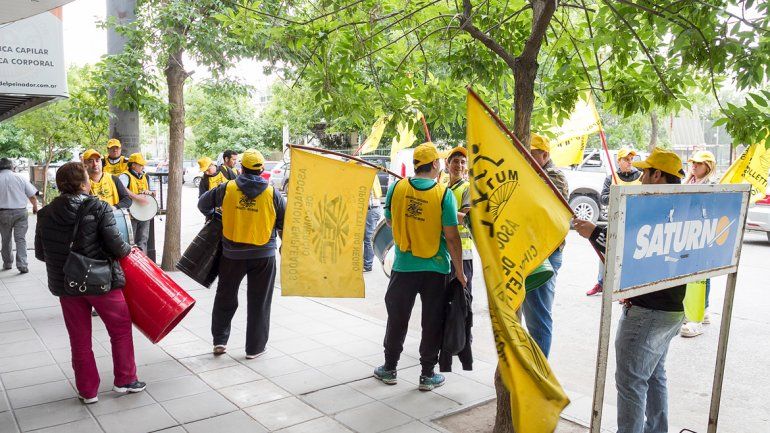 El sindicato de empleados de comercio protestó frente a las sucursales locales de Lucaioli y Saturno Hogar para reclamar el pago de indemnizaciones.