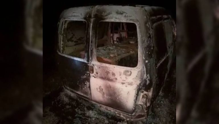 La camioneta Partner con la caja fuerte en su interior fue hallada incendiada en la zona de chacras cercana a la localidad de Guerrico.&nbsp;