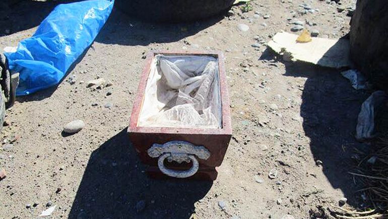 Macabro: fue a tirar basura y se encontró con una caja funeraria