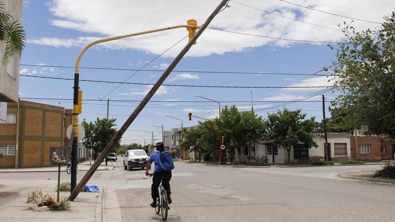 El viento sacudió los postes de cables en la vía pública