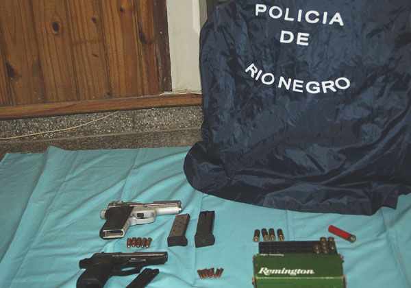 Hallan armas y autos robados