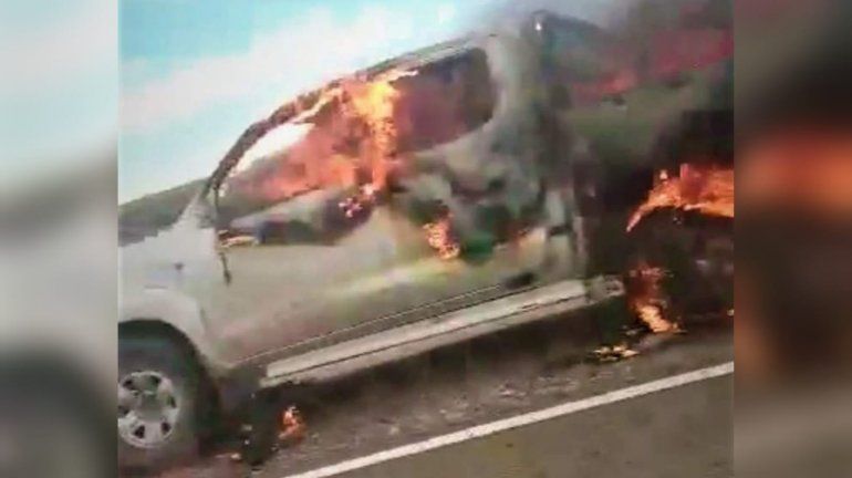 Se les prendió fuego la camioneta viajando por la Ruta 22