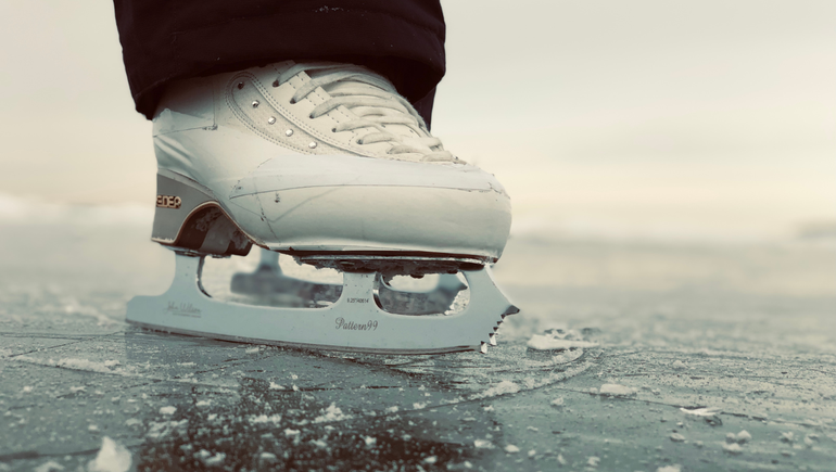 Una mujer se fracturó el tobillo mientras patinaba sobre hielo
