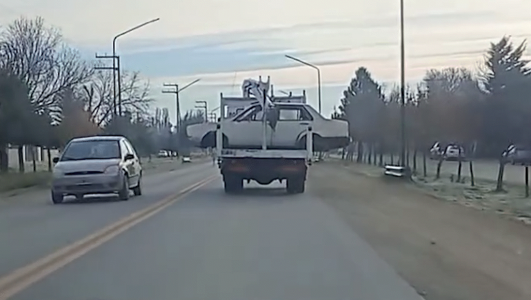 Peligro en la Ruta 40: un camión trasladaba un vehículo sin ninguna medida de seguridad