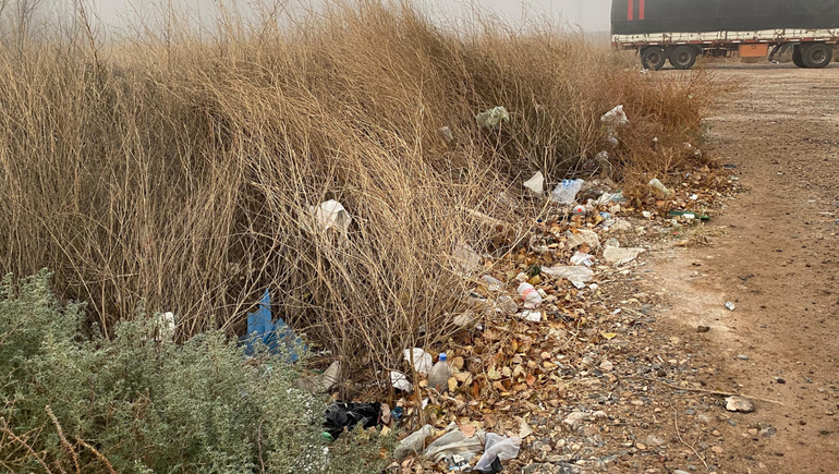 Botellas, envoltorios, restos de comida y hasta repuestos mecánicos en desuso, son algunas de las cosas que se encuentran a diario en el predio de la estación de servicio Shell de Cipolletti.