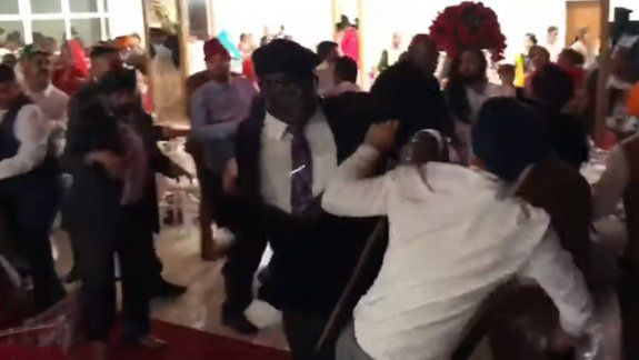 Video: un casamiento terminó en una batalla campal