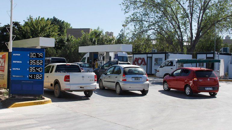 YPF bajó el precio de la nafta, pero subió el del gasoil