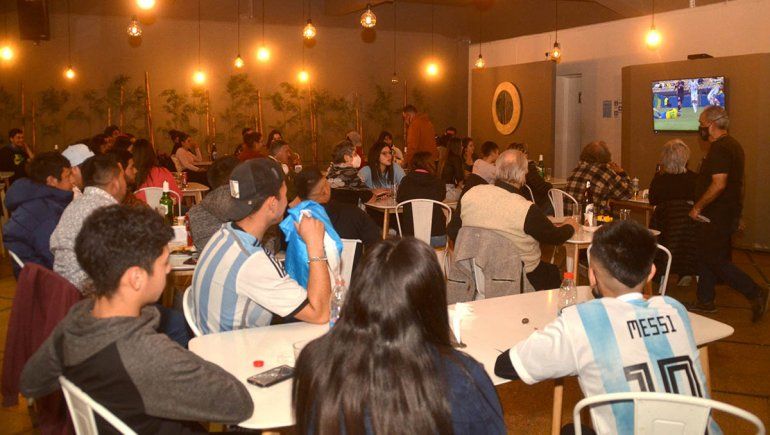 Los bares estuvieron repletos durante el partido Argentina-Brasil.
