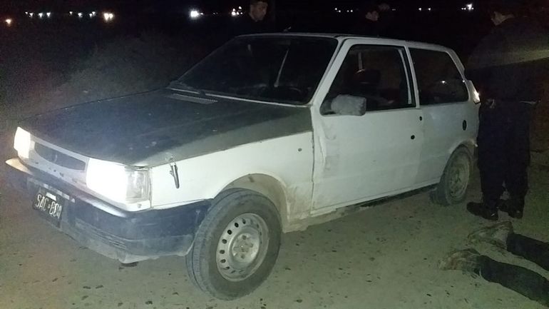 Fue sorprendido llevando tres animales en un Fiat Uno. 