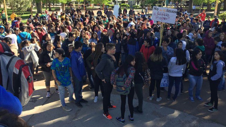 Estudiantes secundarios marcharon contra la reforma de la nueva escuela secundaria