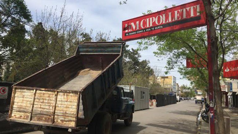 La cartelería de LM Cipolletti sufrió daños.