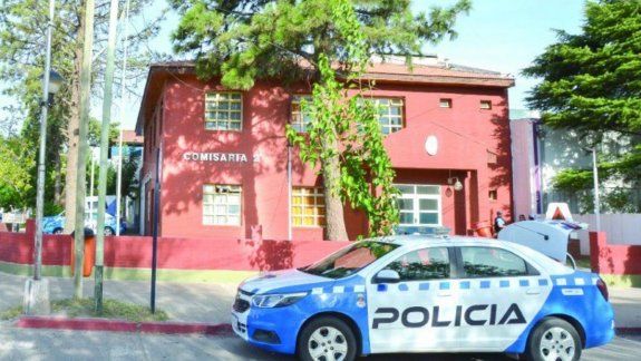 En la Comisaría Segunda se radicó la denuncia por el robo del dinero.