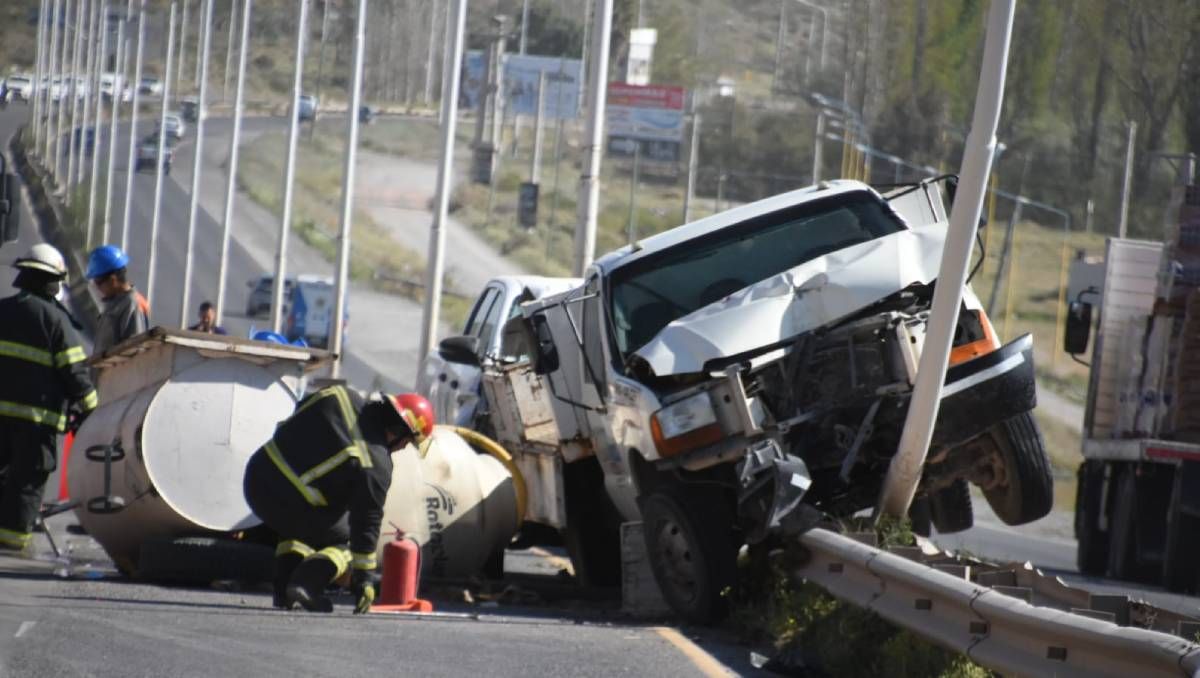 En un intento de sobrepaso, un camionero terminó chocano contra un poste.