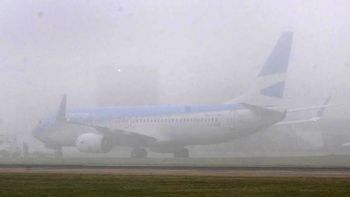 Demoras y cancelaciones de vuelos por la niebla: cómo siguen las operaciones