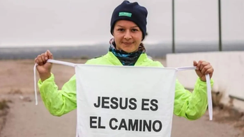 Hay cadena de oraciones por la salud de Sandra, la ciclista allensen que unió en Valle con La Quiaca. Foto: Gentileza Ely Contretas