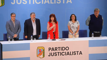 cristina kirchner asumio la presidencia del pj nacional con criticas a propios y extranos