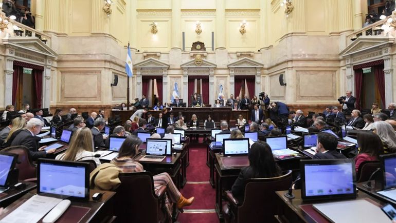 El Senado volvió a sesionar y se aumentaron el salario.