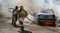 El auto quedó destruido por las llamas que se propagaron rápidamente / Foto Prensa Policía